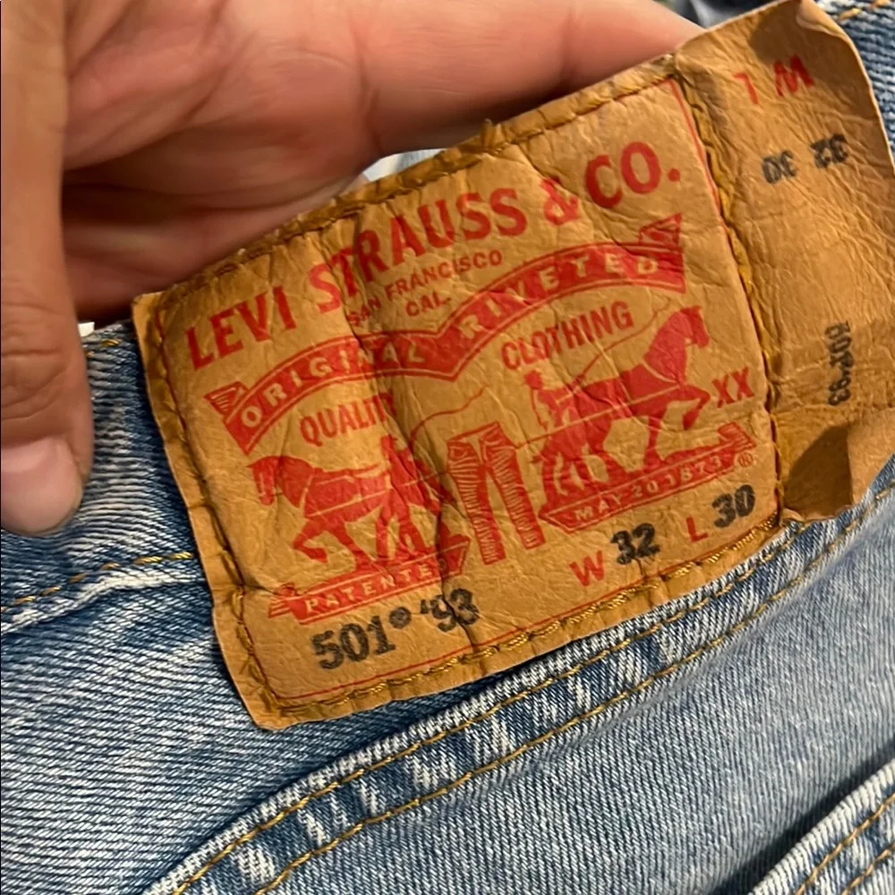 501 ‘93 Levi's 32x30 Distressed Jeans